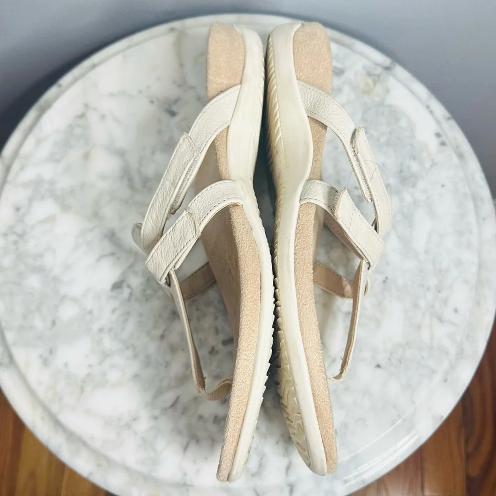 Vionic Karley T Strap Sandals in Wavy Cream